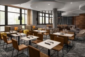 Breakfast and dinner served - Courtyard by Marriott Seattle Bellevue/Downtown (Bellevue)