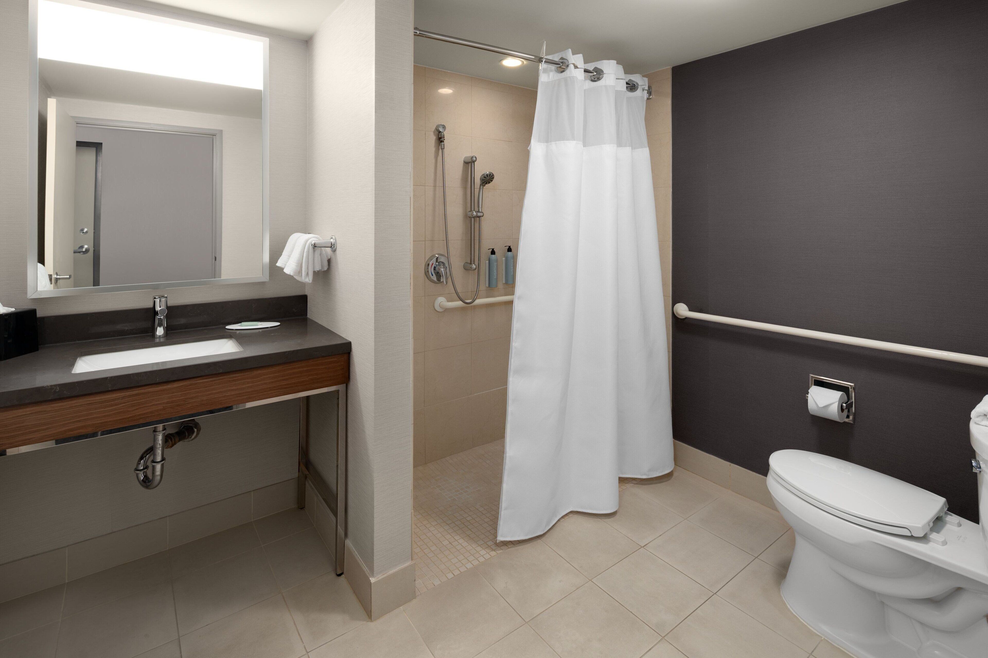 combined shower/bathtub, hair dryer, towels