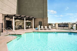 Una piscina al aire libre de temporada