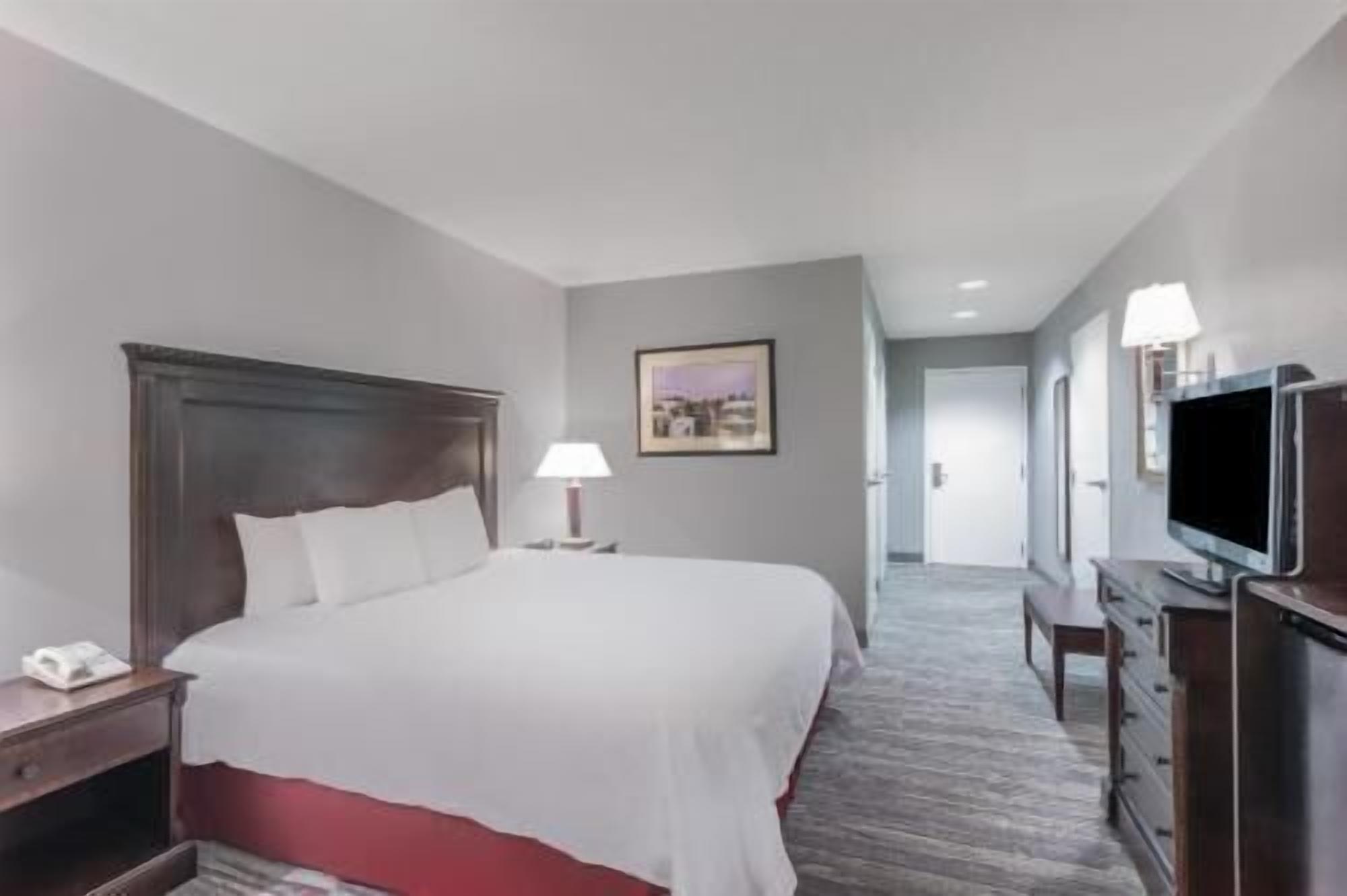 Premium bedding, in-room safe, desk, laptop workspace