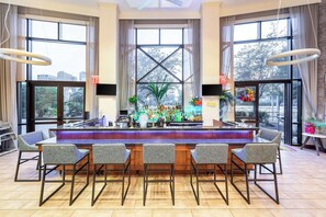 Bar (on property) - Hampton Inn & Suites Newark-Harrison-Riverwalk (Harrison)