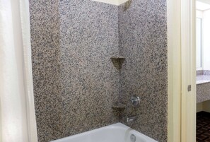 Bañera con ducha, artículos de tocador de diseñador, secador de pelo
