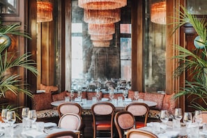 3 restaurants, breakfast, lunch, dinner served; Italian cuisine
