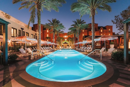 室外游泳池,08:00 至 21:00 开放,收费帐篷屋,池畔遮阳伞