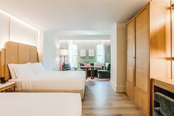 Hypo-allergenic bedding, down comforters, pillowtop beds, in-room safe at Hotel Bardo Savannah