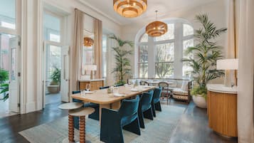 3 restaurantes, se sirven desayunos, comidas, cenas y cocina italiana