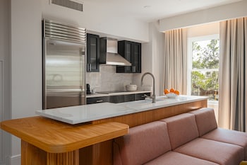 Bardo Suite | Private kitchen | Fridge, coffee/tea maker at Hotel Bardo Savannah