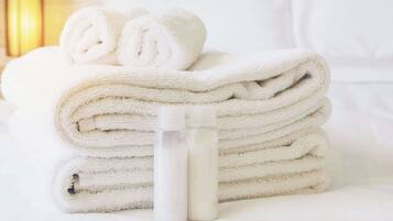 Combined shower/bathtub, hair dryer, towels