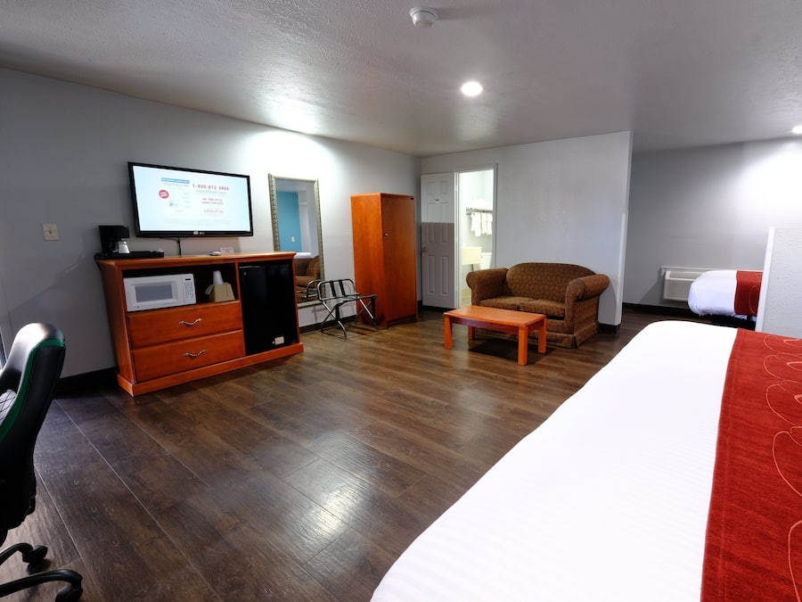 Suite, varias camas, para no fumadores | Caja de seguridad en la habitación y escritorio