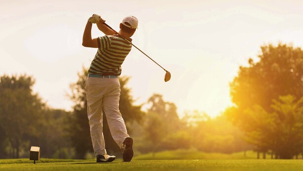 A person playing golf on a sunny day. - M star Hotel Searcy (Searcy)