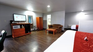 A hotel room with a bed, a desk with a computer, a chair, a television, and a wardrobe. - M star Hotel Searcy (Searcy)