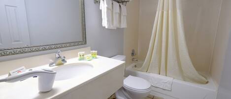 Un baño con lavabo, inodoro y bañera.