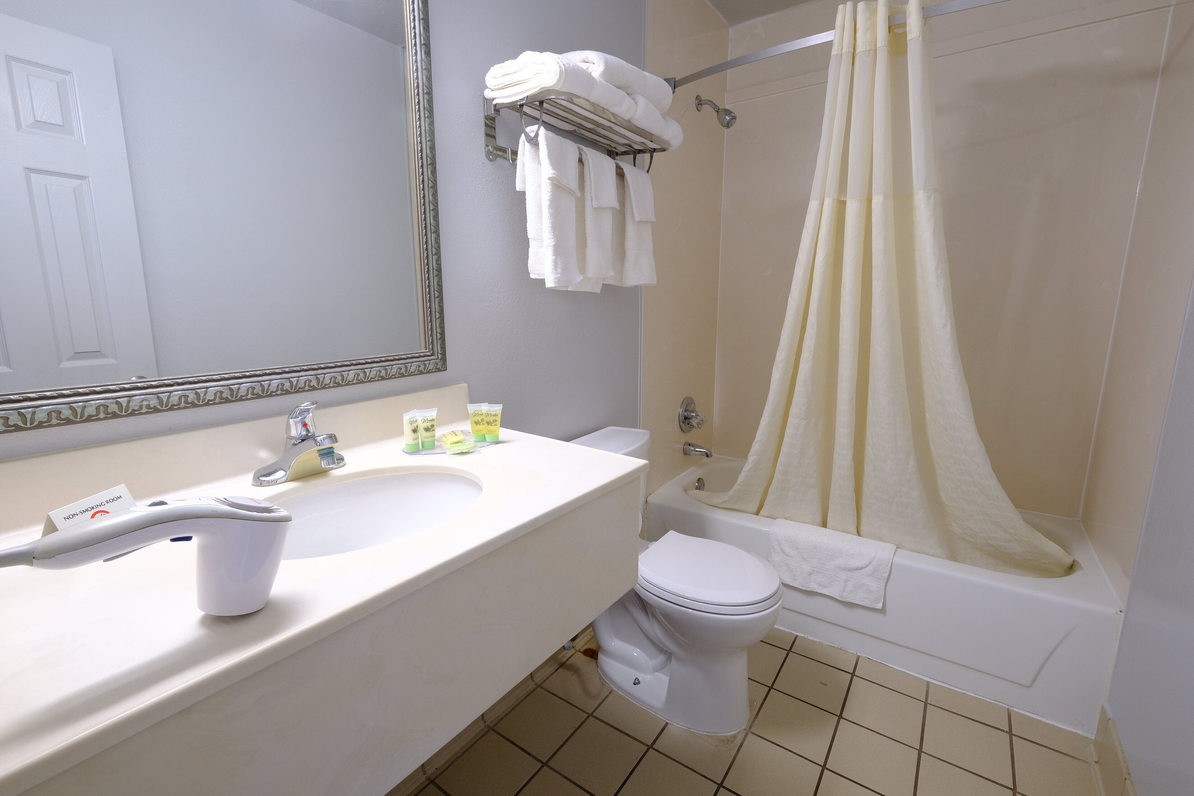 套房, 多張床, 非吸煙房 | 浴室 | 淋浴/浴缸二合一、吹風機、毛巾