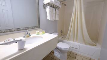 Suite, plusieurs lits, non-fumeur | Salle de bain