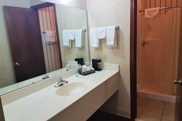 Luxury suite | Bathroom | Combined shower/tub, hair dryer, towels