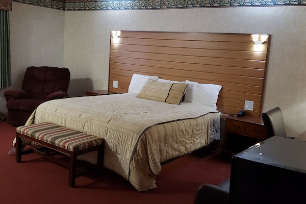 Luxury suite | 1 bedroom, WiFi (free), alarm clocks, individually furnished