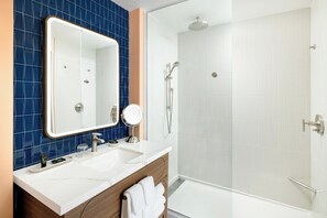 Rainfall showerhead, free toiletries, hair dryer, towels - Hyatt Centric San Juan - Isla Verde (Carolina)