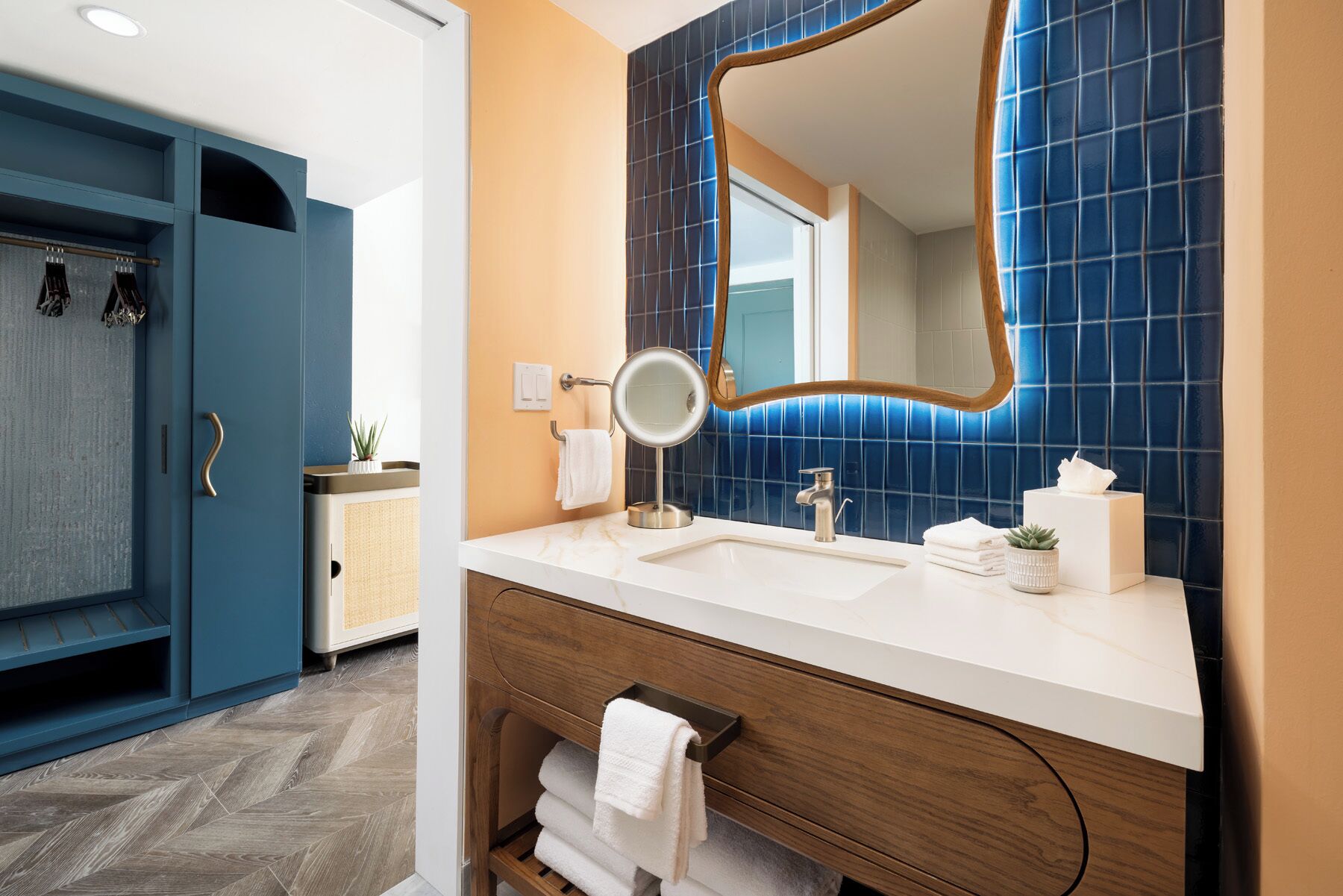 rainfall showerhead, free toiletries, hair dryer, towels