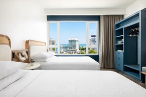 Kamer, 2 queensize bedden, uitzicht op zwembad | Een kluis op de kamer, individueel gedecoreerd, individueel gemeubileerd