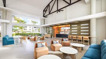 2 restaurants; breakfast, lunch and dinner served