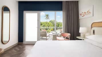 Premium Room, 1 King Bed, Pool View (Renovated) | Pengeskab på værelset, individuelt design, individuel indretning