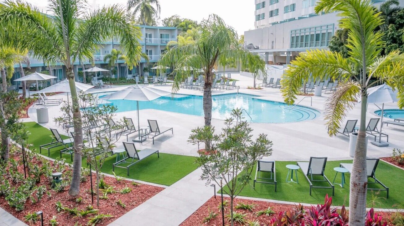 Fachada da propriedade à noite