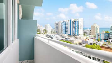 Chambre, 2 grands lits, balcon | Vue de la chambre