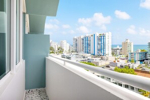 Kamer, 2 queensize bedden, balkon | Kameruitzicht