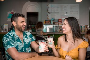 2 restaurants, breakfast served