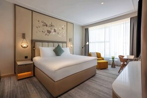 Minibar, Zimmersafe, individuell eingerichtet, Schreibtisch