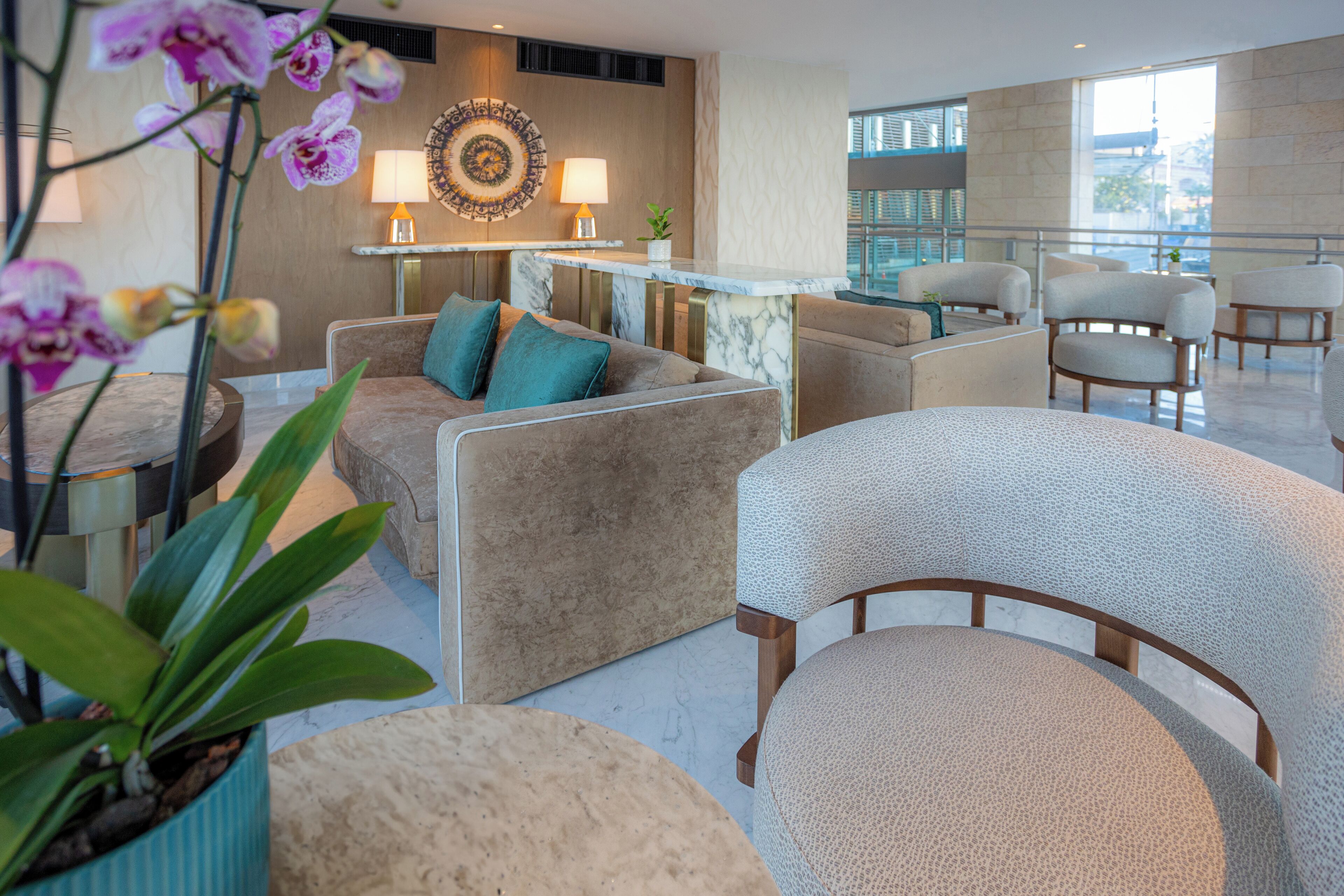 3 restaurants, breakfast, lunch, dinner served; international cuisine 