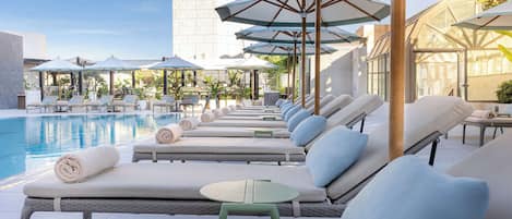 Piscine extérieure (ouverte en saison), parasols de plage