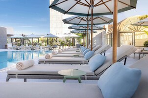 Seasonal outdoor pool, pool umbrellas, sun loungers