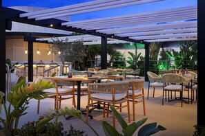 5 bars/lounges