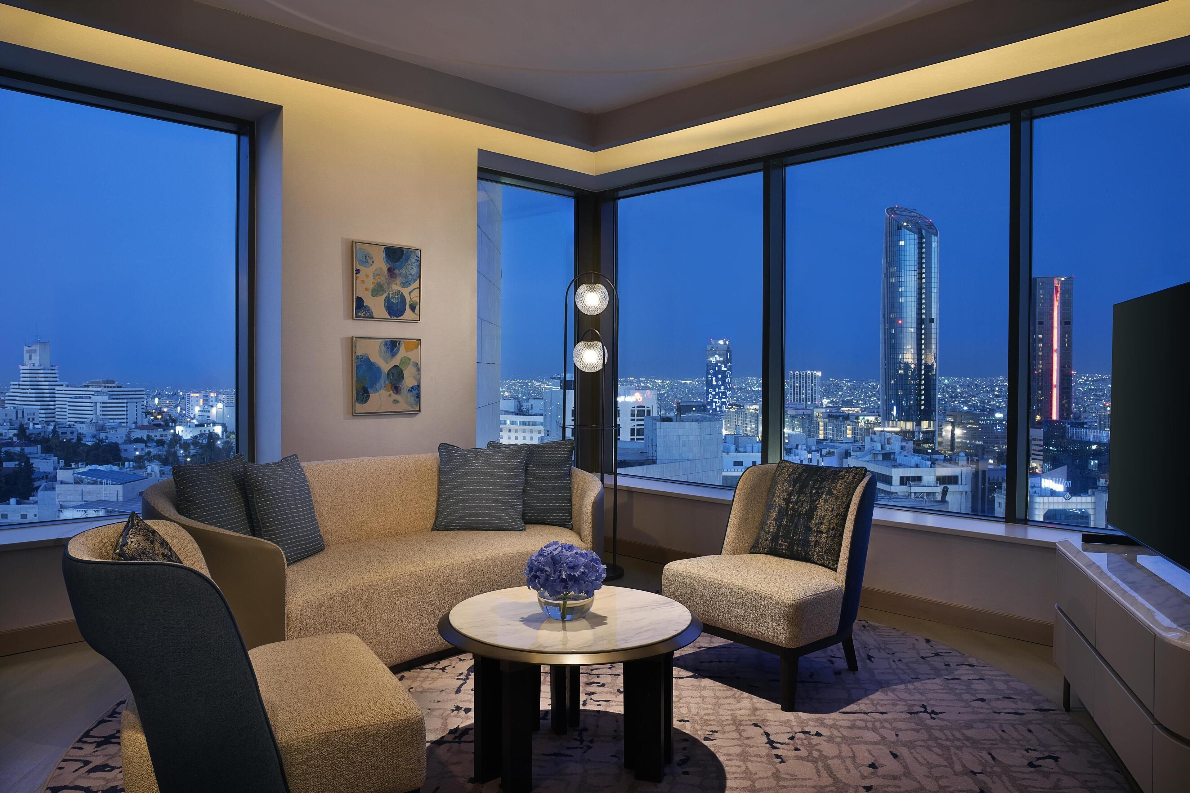 俱乐部套房, 1 张特大床 (Ambassador) | 起居区 | 智能电视、乒乓球