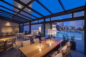 5 bars/lounges