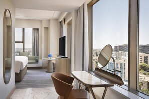 Club Signia Suite, 1 king bed | Minibar, in-room safe, individually furnished, desk