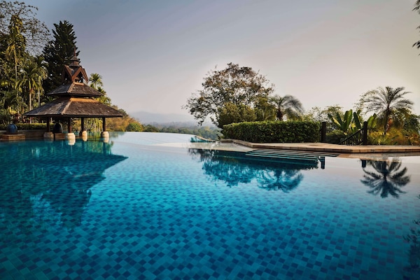 Kolam renang outdoor, dengan kursi berjemur