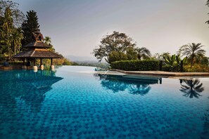 Una piscina al aire libre, tumbonas