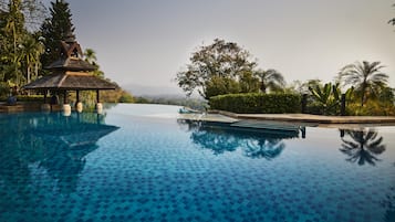 Utendørsbasseng og solsenger