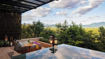 Mekong Explorer Pool Suite | Bộ đồ giường cao cấp, minibar với thức ăn, đồ uống miễn phí