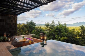 Mekong Explorer Pool Suite | Sengetøy av topp kvalitet, minibarvarer (inkludert) og safe på rommet