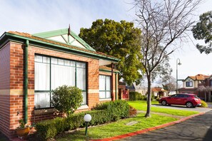 Desk, soundproofing, iron/ironing board, bed sheets - Park Avenue - Forest Hill (Forest Hill)