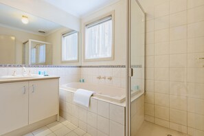 Baignoire et douche séparées, articles de toilette gratuits