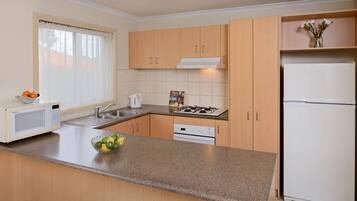 Full-size fridge, microwave, stovetop, dishwasher