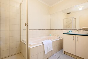 Dusche, kostenlose Toilettenartikel, Haartrockner, Handtücher