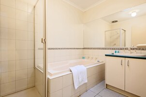Ducha, artículos de tocador gratuitos, secador de pelo, toallas