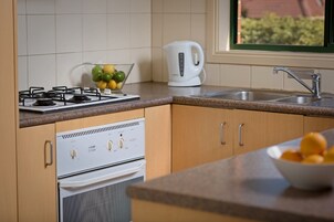 Refrigerador con freezer, microondas, placa de cocina, lavavajillas