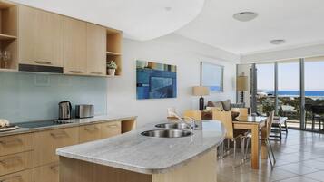 2 Bedroom Ocean View Apartment | 1 bilik tidur, peti besi dalam bilik, dihias secara berasingan