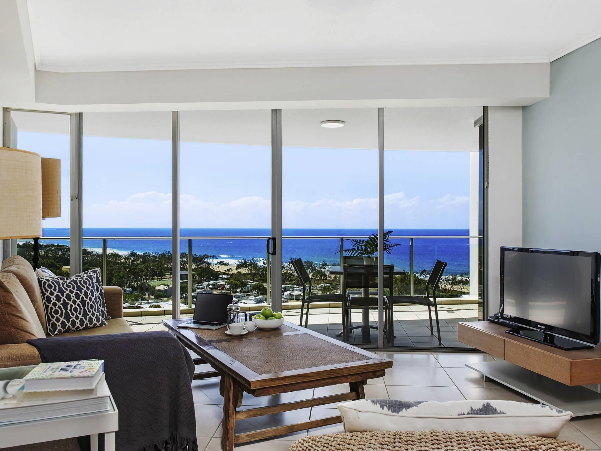 2 Bedroom Ocean View Apartment | 1 makuuhuone, tallelokero huoneessa, yksilöllisesti sisustettu